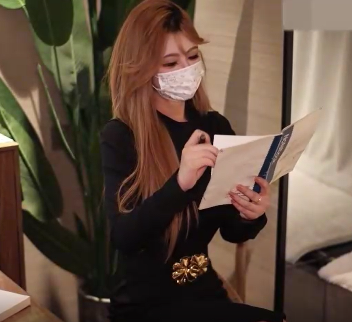 【你也不想你爸妈知道你学习不好吧？】纯欲性感女老师家访，对学生说到：你要是不好好上课就好好操我！然后用蜜穴骑脸，还问学生老师的逼甜不甜！ #骑乘位 #女老师 #美熟少妇  