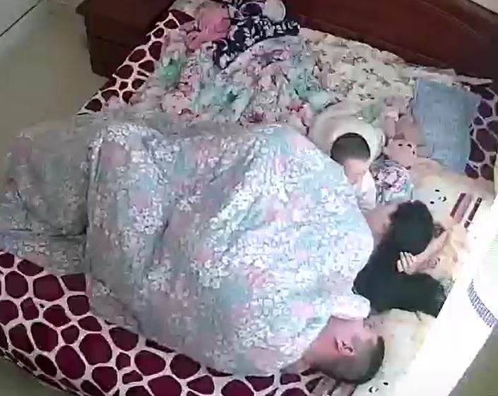 你们这样就有点不讲究了，别人都是孩子睡了才弄，你们可好，还让娃娃看着才弄的得劲。娃娃还给你鼓掌加油  这个看了好几次，男女属实刺激了一把。孩子记得住吗？