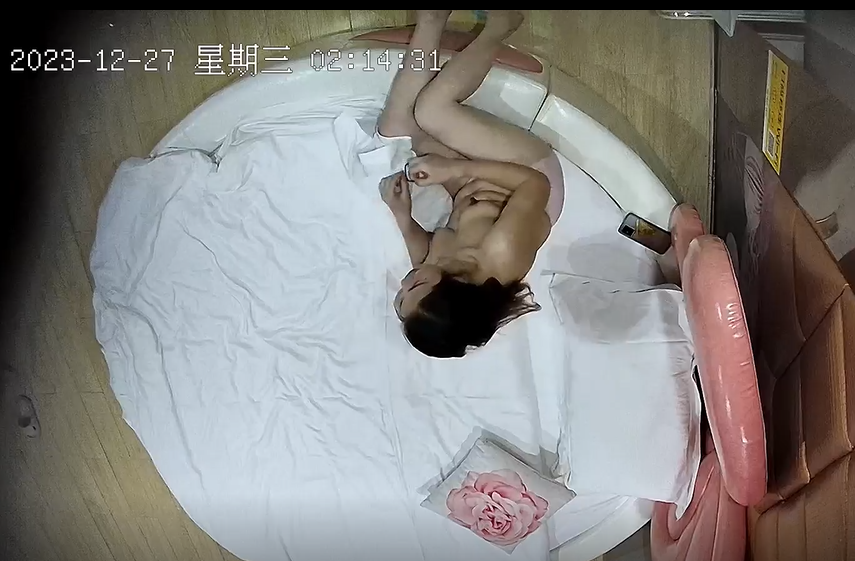 流出酒店情趣大圆床偷拍_小伙偷情老乡少妇开房过夜躺平随便操